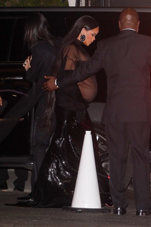 Rihanna, enceinte, arrive à l'after-party des Oscar de Jay-Z au Château Marmont à Los Angeles, le 27 mars 2022.