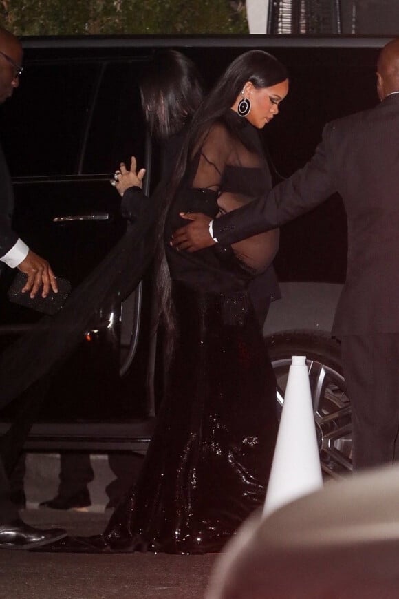 Rihanna, enceinte, arrive à l'after-party des Oscar de Jay-Z au Château Marmont à Los Angeles, le 27 mars 2022.