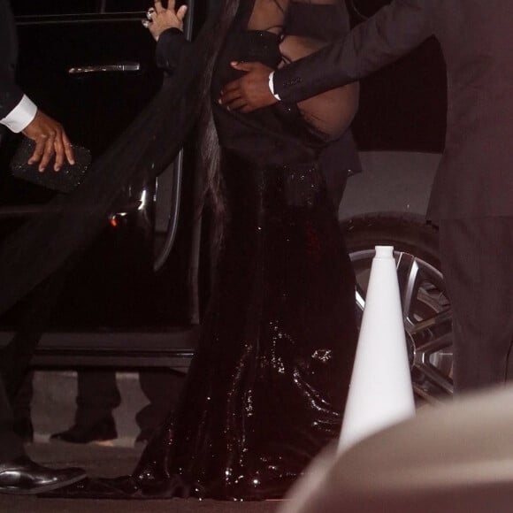 Rihanna, enceinte, arrive à l'after-party des Oscar de Jay-Z au Château Marmont à Los Angeles, le 27 mars 2022.