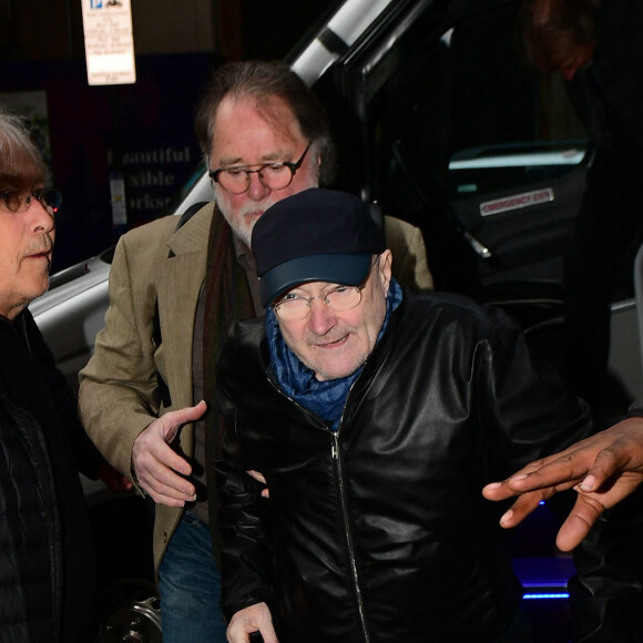 Phil Collins arrive avec une canne pour l'émission The Zoe Ball Breakfast Show dans les studios BBC Radio 2 à Londres, Royaume Uni, le 3 mars 2020. 