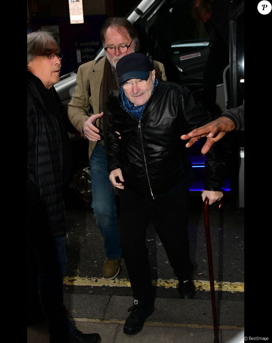 Phil Collins arrive avec une canne pour l'émission The Zoe Ball Breakfast Show dans les studios BBC Radio 2 à Londres, Royaume Uni, le 3 mars 2020.