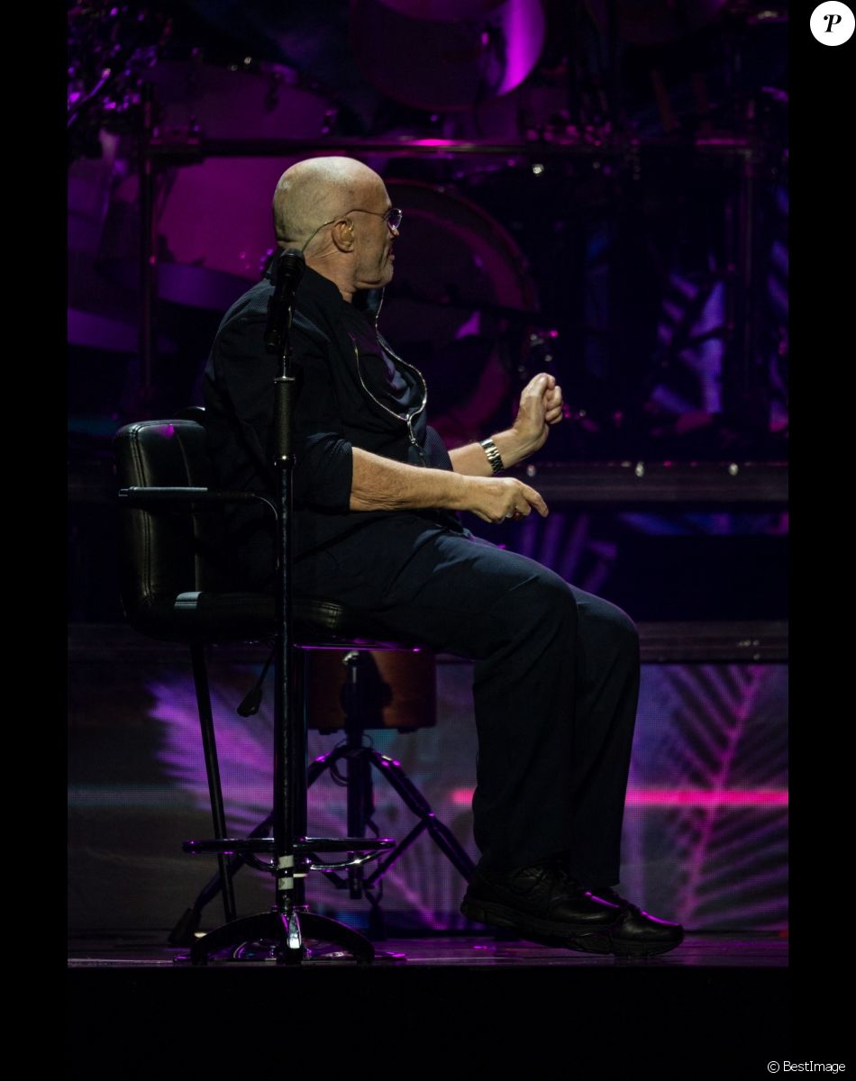 Phil Collins lors du concert de Sydney de sa tournée "Not Dead Yet" le 21 janvier 2019. Il a été rejoint sur scène par son fils Nicholas.