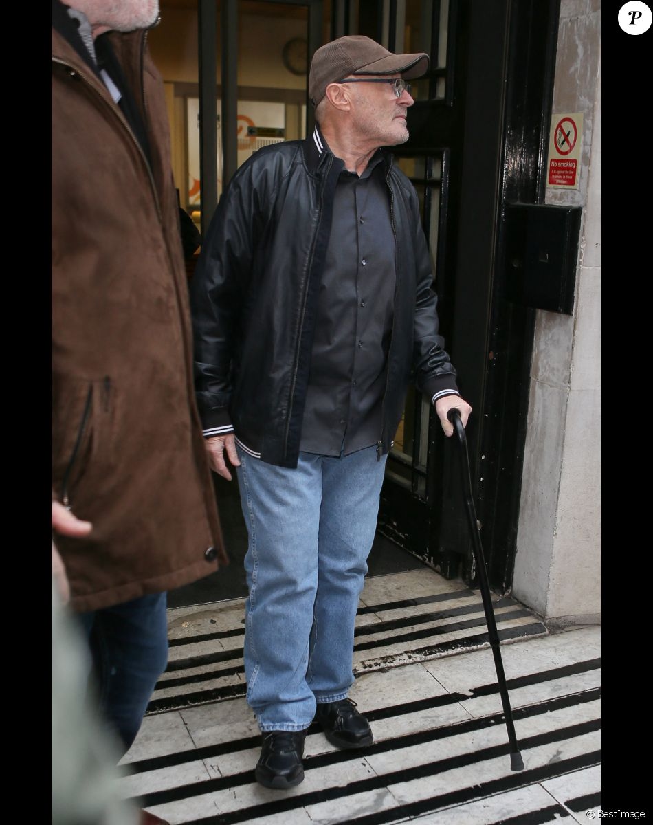 Phil Collins marche avec une canne en se rendant aux studios de la BBC Radio Two à Londres, le 26 janvier 2016, pour faire la promotion de son nouvel album.