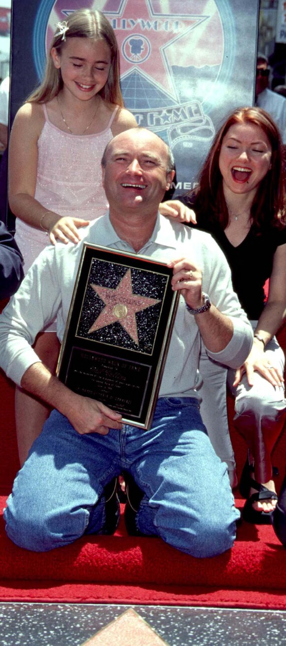 Phil Collins et ses deux filles Lily et Joely lors de l'inauguration de l'étoile de Phil Collins sur Hollywood Boulevard