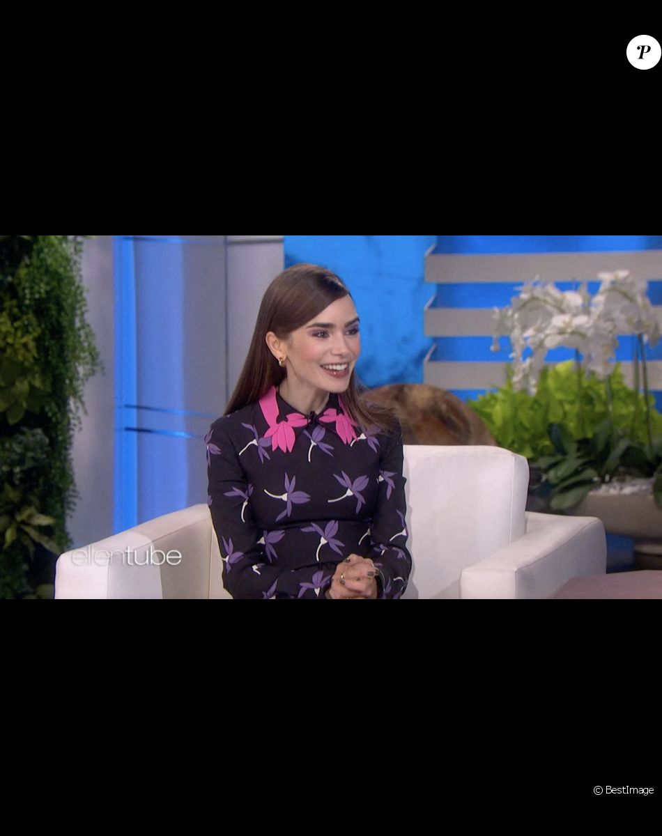 Lily Collins sur le plateau de l'émission "The Ellen Show" à Los Angeles, le 5 janvier 2022.