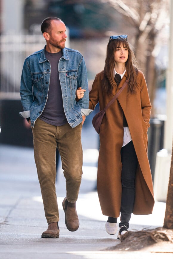 Exclusif - Lily Collins et son mari Charlie McDowell se promènent à New York, où elle assure la promotion de son nouveau film "Windfall", le 23 mars 2022.