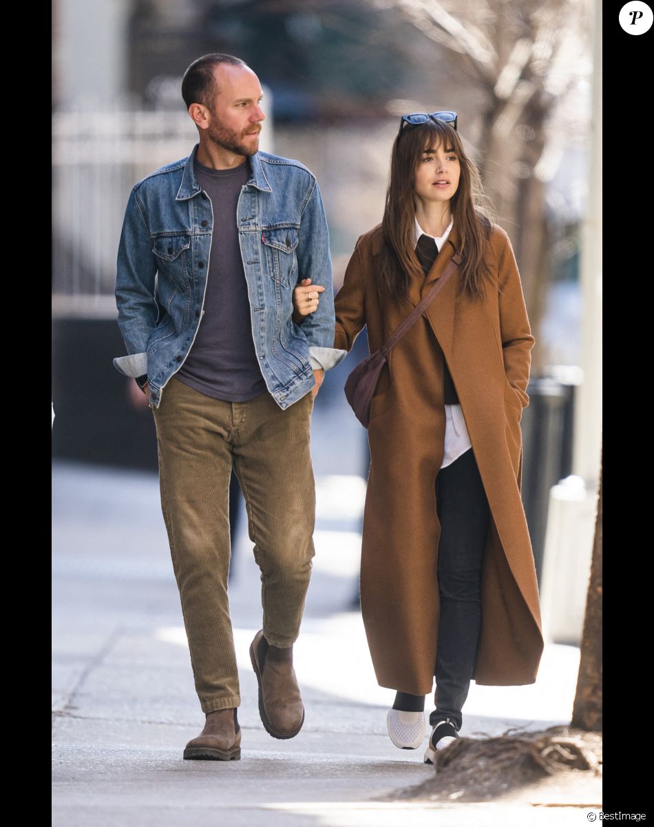 Exclusif - Lily Collins et son mari Charlie McDowell se promènent à New York, où elle assure la promotion de son nouveau film "Windfall", le 23 mars 2022.