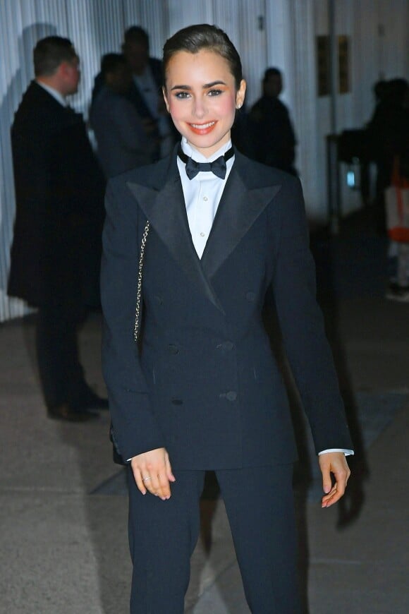 Lily Collins au défilé de mode "Ralph Lauren" au Musée d'Art Moderne de New York. Le 22 mars 2022