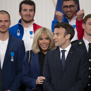 La première dame Brigitte Macron - Le président Emmanuel Macron lors d'une cérémonie en l'honneur des sportifs médaillés aux Jeux Olympiques et Paralympiques Pekin 2022 au palais de l'Elysée à Paris le 29 mars 2022. © Eliot Blondet / Pool / Bestimage