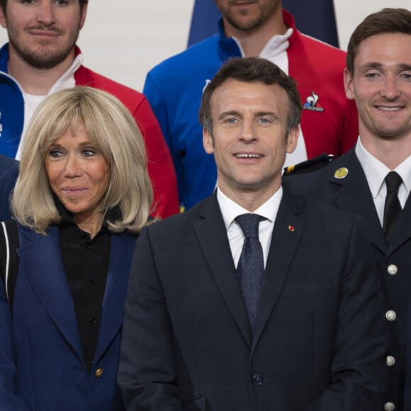 Brigitte Macron - La première dame Brigitte Macron - Le président Emmanuel Macron lors d'une cérémonie en l'honneur des sportifs médaillés aux Jeux Olympiques et Paralympiques Pekin 2022 au palais de l'Elysée à Paris le 29 mars 2022. © Eliot Blondet / Pool / Bestimage