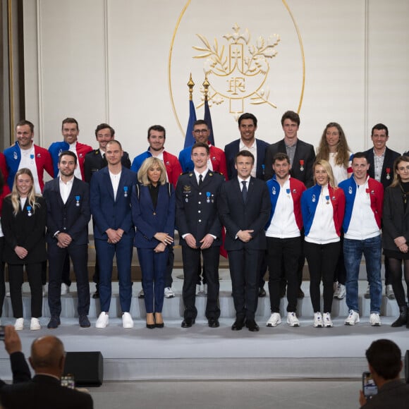 Brigitte Macron et les athlètes - Le président Emmanuel Macron lors d'une cérémonie en l'honneur des sportifs médaillés aux Jeux Olympiques et Paralympiques Pekin 2022 au palais de l'Elysée à Paris le 29 mars 2022. © Eliot Blondet / Pool / Bestimage