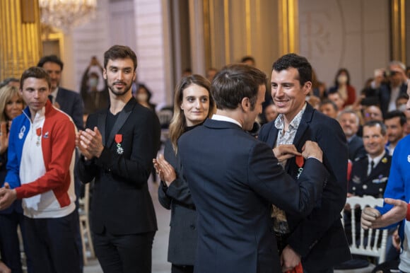 Quentin Fillon Maillet - Le président Emmanuel Macron lors d'une cérémonie en l'honneur des sportifs médaillés aux Jeux Olympiques et Paralympiques Pekin au palais de l'Elysée à Paris. © Eliot Blondet / Pool / Bestimage