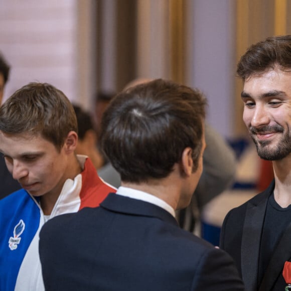 Guillaume Cizeron et Gabriella Papadakis - Le président Emmanuel Macron lors d'une cérémonie en l'honneur des sportifs médaillés aux Jeux Olympiques et Paralympiques Pekin 2022 au palais de l'Elysée à Paris le 29 mars 2022. © Eliot Blondet / Pool / Bestimage