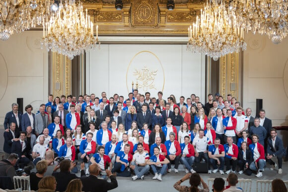Photo de groupe - Le président Emmanuel Macron lors d'une cérémonie en l'honneur des sportifs médaillés aux Jeux Olympiques et Paralympiques Pekin 2022 au palais de l'Elysée à Paris le 29 mars 2022. © Eliot Blondet / Pool / Bestimage