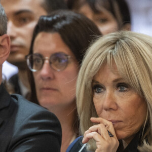 La première dame Brigitte Macron - Le président Emmanuel Macron lors d'une cérémonie en l'honneur des sportifs médaillés aux Jeux Olympiques et Paralympiques Pekin 2022 au palais de l'Elysée à Paris le 29 mars 2022. © Eliot Blondet / Pool / Bestimage