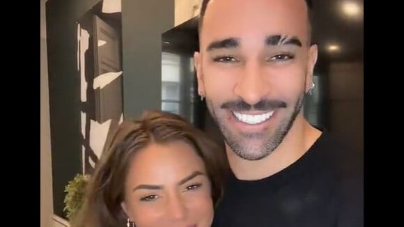 Adil Rami en couple : le footballeur taquine Léna avec son 'latex'