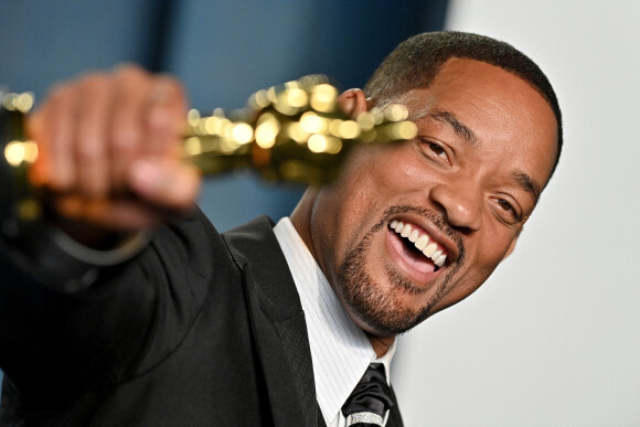 Will Smith, avec son oscar de meilleur acteur, au photocall de la soirée "Vanity Fair" lors de la 94ème édition de la cérémonie des Oscars au Wallis Annenberg Center for the Performing Arts dans le quartier de Beverly Hills, à Los Angeles, Californie, Etats-Unis, le 27 mars 2022. 