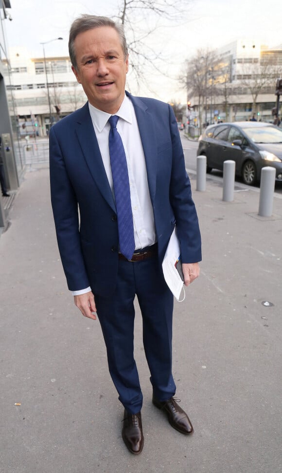 Nicolas Dupont-Aignan, président de Debout la France et candidat à l'élection présidentielle, à la sortie des studios de RMC à Paris, France, le 21 janvier 2022.