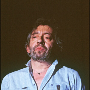 Archives - Serge Gainsbourg sur scène, en concert, au Festival des Francofolies de La Rochelle.