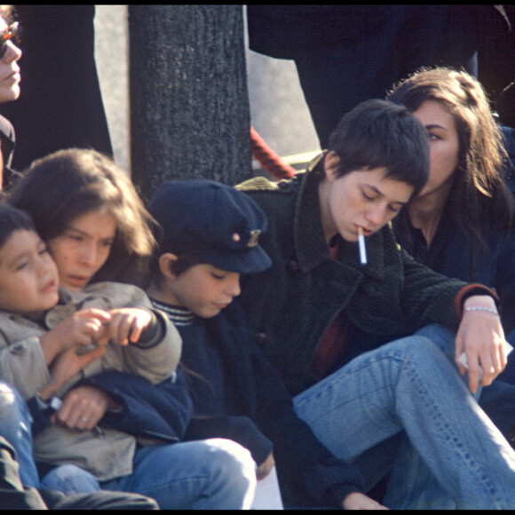 Archives - Bambou, son fils Lucien (Lulu), Jane Birkin, Charlotte Gainsbourg aux obsèques de Serge Gainsbourg au cimetière Montparnasse.