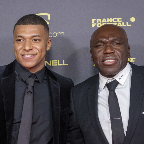 Kylian Mbappé et son père Wilfried Mbappé - Photocall de la cérémonie du Ballon d'Or au Théâtre du Châtelet. © Cyril Moreau/Bestimage