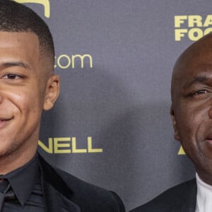 Kylian Mbappé et son père Wilfried Mbappé - Photocall de la cérémonie du Ballon d'Or 2021 au Théâtre du Châtelet le 29 novembre 2021. © Cyril Moreau/Bestimage