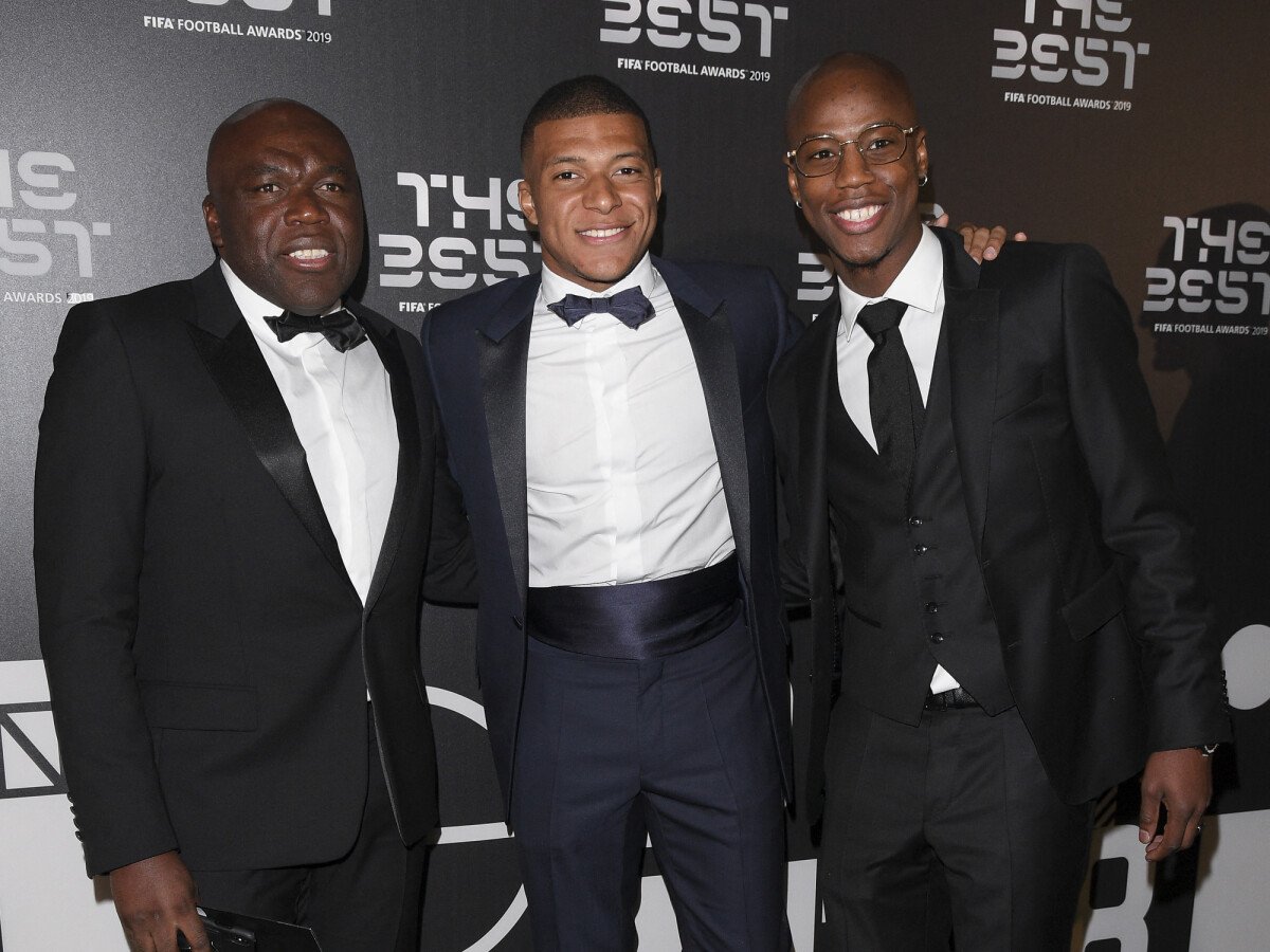Wilfried Mbappé avec son fils Kylian Mbappé et Tchaga Barber (coiffeur) - Les célébrités arrivent à la cérémonie des Trophées Fifa