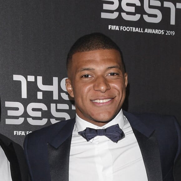 Wilfried Mbappé avec son fils Kylian Mbappé et Tchaga Barber (coiffeur) - Les célébrités arrivent à la cérémonie des Trophées Fifa "The Best" 2019 à la Scala à Milan, Italie le 23 septembre 2019. © Pierre Perusseau/Bestimage