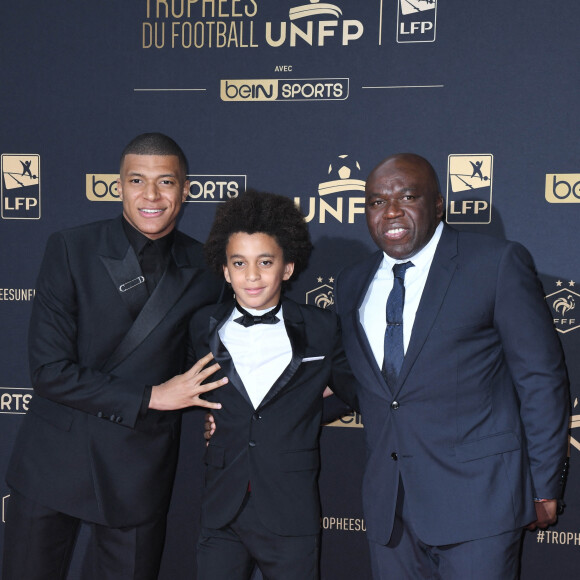 Kylian Mbappé avec son frère Ethan et son père Wilfried au photocall de la 28ème cérémonie des trophées UNFP (Union nationale des footballeurs professionnels) au Pavillon d'Armenonville à Paris, France, le 19 mai 2019. © Coadic Guirec/Bestimage