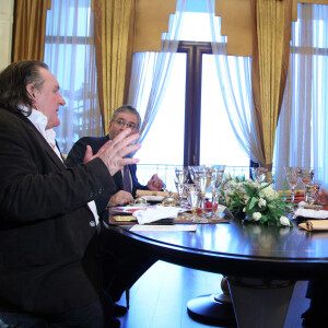 Gérard Depardieu et Vladimir Poutine dans sa datcha de Sotchi, le 5 janvier 2013.
