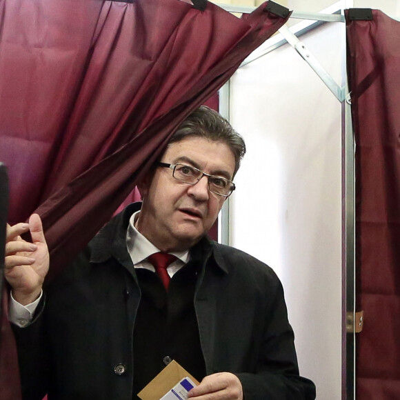 Jean-Luc Mélenchon, candidat pour "La France insoumise" vote à l'école élémentaire Louis Blanc à Paris pour le premier tour de l'élection présidentielle le 23 avril 2017