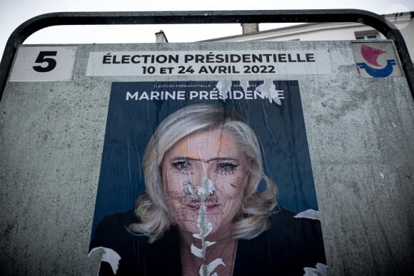 Marine Le Pen - Illustrations des affiches des candidats à l'élection présidentielle 2022 à Paris le 1er avril 2022. © Aurélien Morissard / Panoramic / Bestimage 