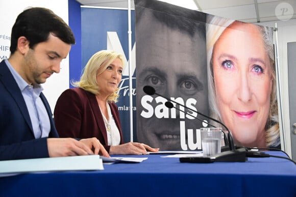 La candidate à l'élection présidentielle 2022 du parti "Rassemblement National", Marine Le Pen, a présenté le chiffrage de son programme lors d'une conférence de presse à Paris. Le 23 mars 2022 © Federico Pestellini / Panoramic / Bestimage