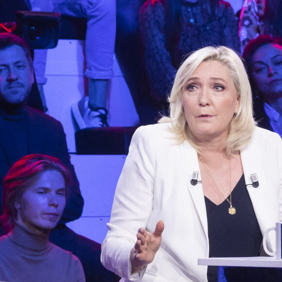 Exclusif - Marine Le Pen sur le plateau de l'émission Face à Baba, présentée par C.Hanouna en direct sur C8 - Paris le 16/03/2022 - © Jack Tribeca / Bestimage 