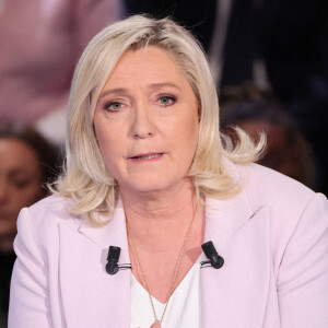 Marine Le Pen - Les candidats à l'élection présidentielle sont sur le plateau de l'émission "La France face à la guerre" sur TF1 © Laurent Vu / Pool / Bestimage 