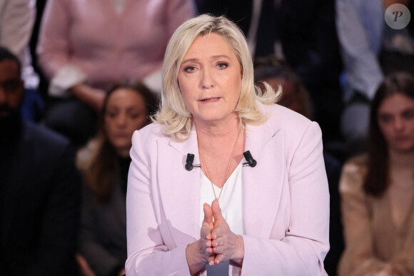 Marine Le Pen - Les candidats à l'élection présidentielle sont sur le plateau de l'émission "La France face à la guerre" sur TF1 © Laurent Vu / Pool / Bestimage 