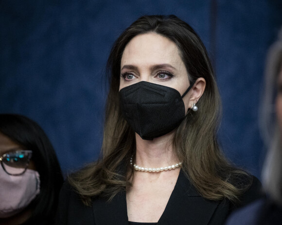 Angelina Jolie, les larmes aux yeux, demande au Congrès de voter une loi contre les violences domestiques à Washington le 9 février 2022. © Michael Brochstein/ZUMA Press Wire / Bestimage 