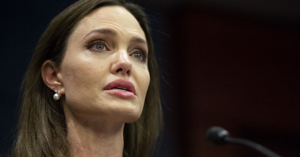Guerre en Ukraine : Angelina Jolie, très émue, rencontre des enfants réfugiés au Vatican Guerre en Ukraine : Angelina Jolie, très émue, rencontre des enfants réfugiés au Vatican