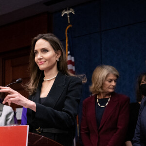 Angelina Jolie demande de voter la "Violence Against Women Act", une loi contre les violences domestiques, au Congrès. Washington, le 9 février 2022.