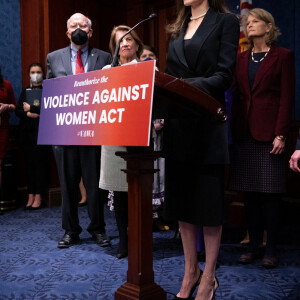 Angelina Jolie demande de voter la "Violence Against Women Act", une loi contre les violences domestiques, au Congrès. Washington, le 9 février 2022.
