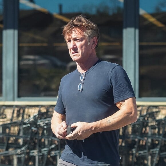 Exclusif - Sean Penn va retirer de l'argent à Malibu le 5 février 2022.