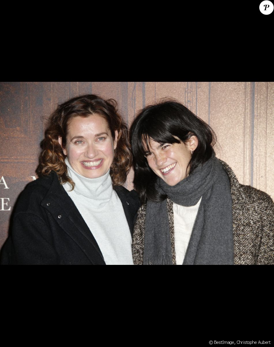 Emmanuelle Devos, Suzanne Lindon à la première du film "La Main de Dieu" à La Cinémathèque Française à Paris, le 7 décembre 2021. © Christophe Aubert via Bestimage