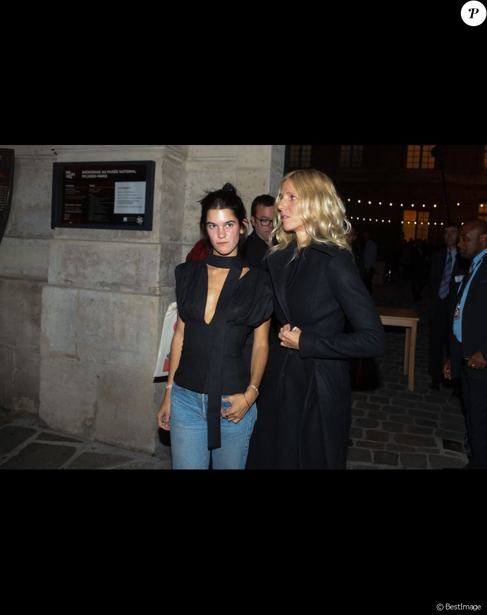 Sandrine Kiberlain et sa fille Suzanne Lindon - Défilé et aftershow Jacquemus lors de la Fashion Week Printemps/Ete 2018 de Paris au musée National Picasso à Paris, le 25 septembre 2017. © CVS-Veeren/Bestimage