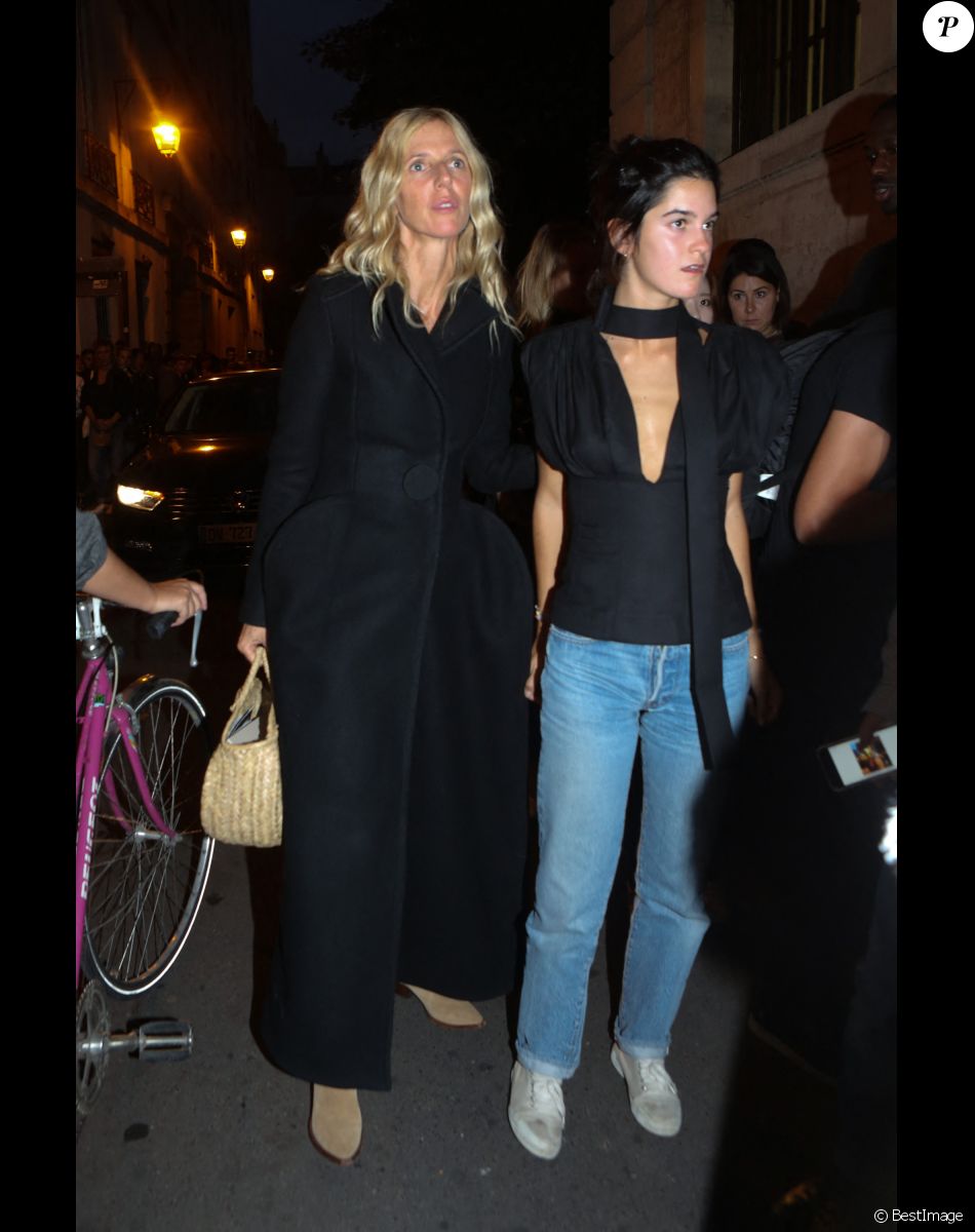 Sandrine Kiberlain et sa fille Suzanne Lindon - Arrivée au défilé et l'aftershow Jacquemus lors de la Fashion Week Printemps/Ete 2018 de Paris au musée National Picasso à Paris, le 25 septembre 2017. © CVS-Veeren/Bestimage