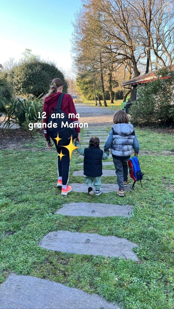 Laure Manaudou a publié une photo de sa fille Manon entourée de ses deux petits frères à l'occasion de ses 12 ans le 2 avril 2022.