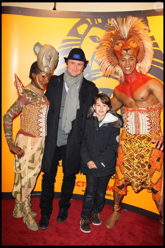 Alexandre Brasseur et un adorable bambin lors du spectacle du Roi Lion au théâtre Mogador le 20 janvier 2010
