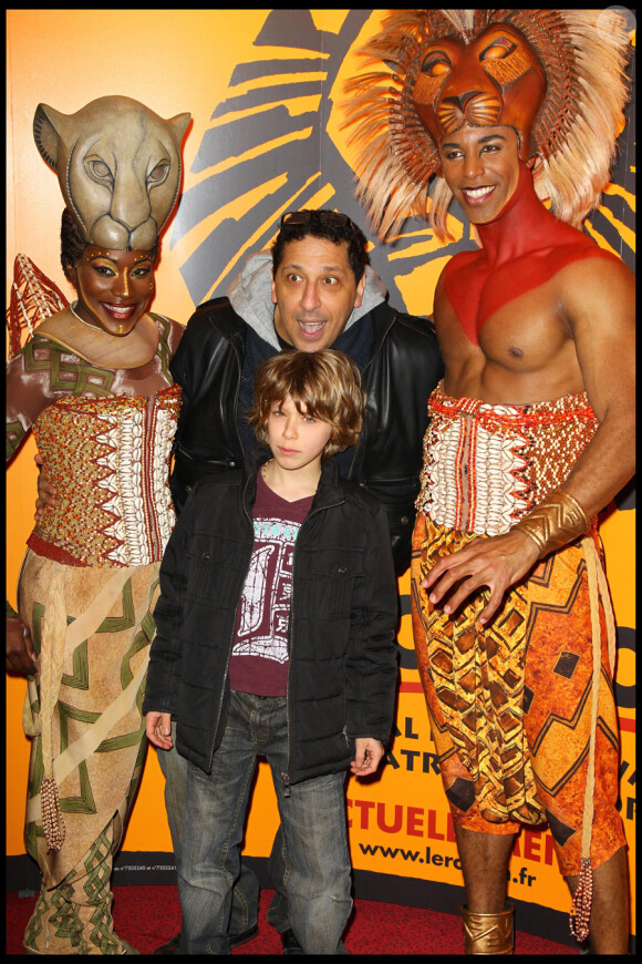 Smaïn et son fils lors du spectacle du Roi Lion au théâtre Mogador le 20 janvier 2010