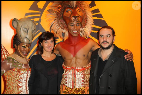 François-Xavier Demaison et sa future femme Emmanuelle lors du spectacle du Roi Lion au théâtre Mogador le 20 janvier 2010