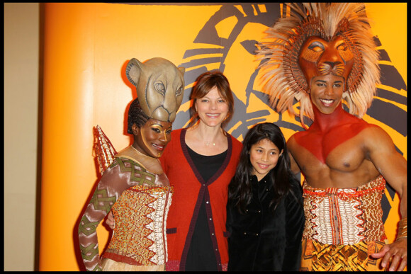 Alexandra Kazan et sa fille Martha lors du spectacle du Roi Lion au théâtre Mogador le 20 janvier 2010