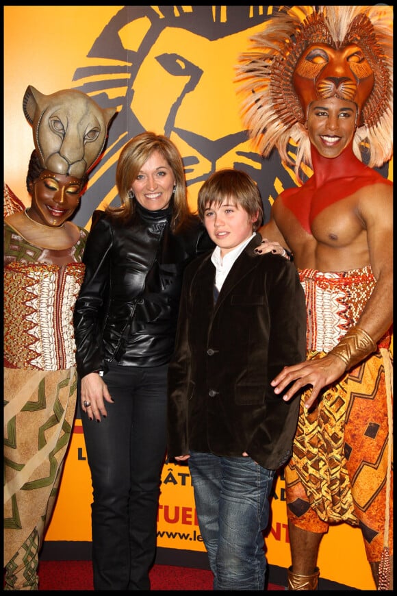 Valérie Douillet et son fils lors du spectacle du Roi Lion au théâtre Mogador le 20 janvier 2010